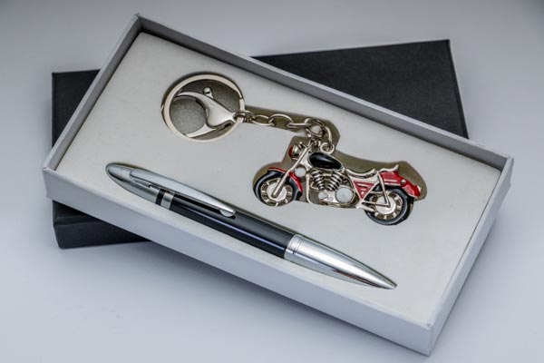 Porte-clés de casque de moto, 2PCS porte-clés destyle locomotive à la mode,  Personnalisé Accessoire Cadeau Décoration pour Voitur : : Auto et  Moto